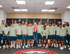 54岁超模身穿布伦特福德球衣现场观战，她的丈夫是俱乐部小股东