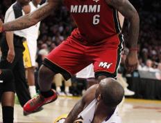 如果詹姆斯单挑科比，会是碾压局！科比面对詹姆斯能赢一次吗？