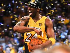 湖人官方紀(jì)念科比日！東(dōng)契奇晒合影懷(huái)念科比 勇士(shì)雄鹿等(děng)队缅懷(huái)科比