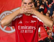 阿森纳成功(gōng)登顶：解說(shuō)员“鸡蛋挑骨头”，指(zhǐ)出阵容里最(zuì)弱一環(huán)