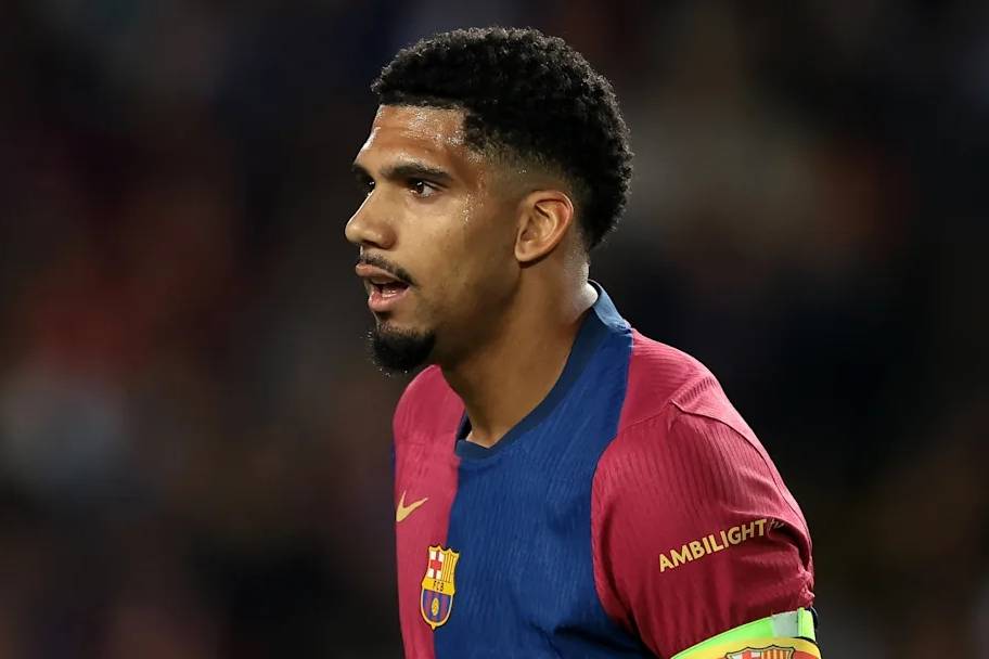 巴塞罗那精(jīng)簡(jiǎn)中后卫,阿劳霍斩钉截铁表忠心