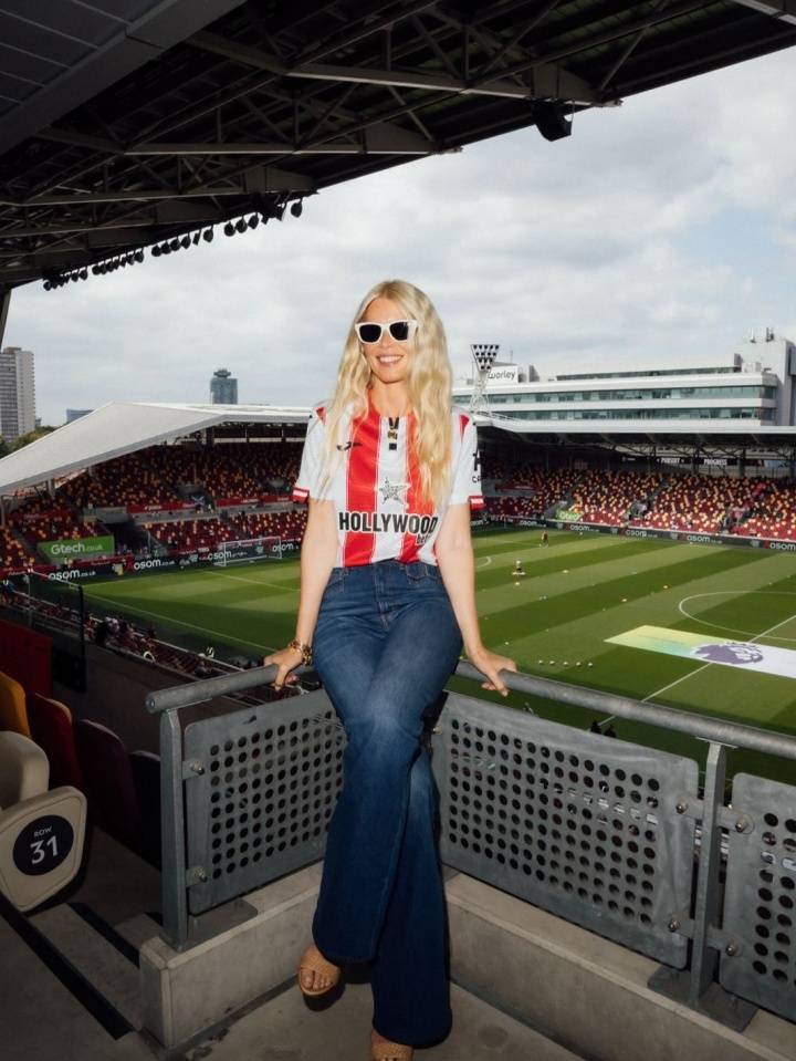 54岁超模身穿布伦特福德球衣现场观战，她的丈夫是俱乐部小股东