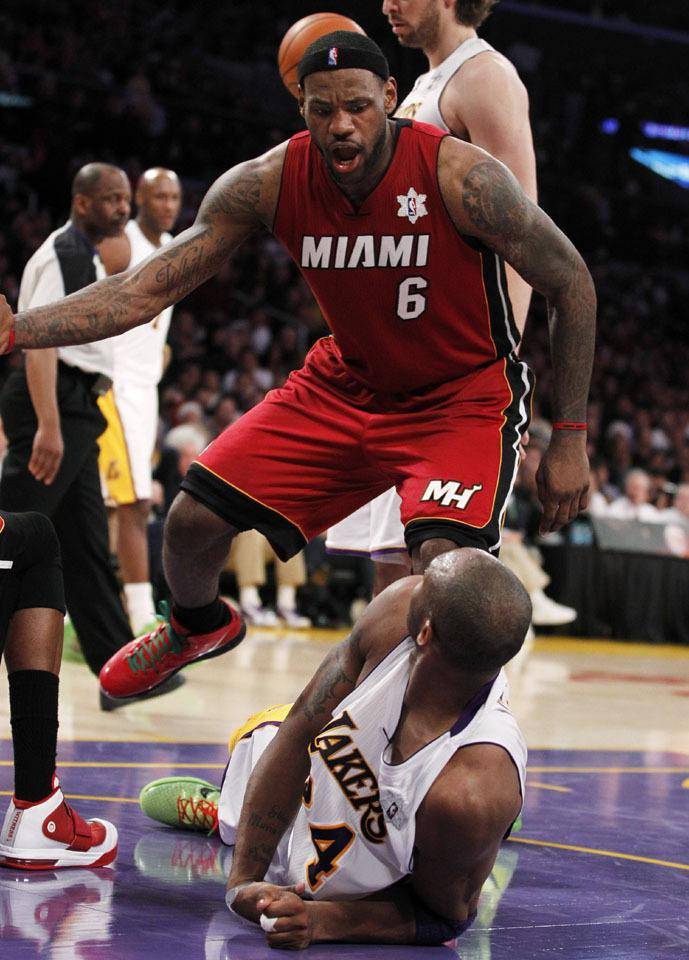 如果詹姆斯单挑科比,会是碾压局!科比面对詹姆斯能赢一次吗?