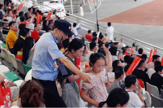 “苏超”拼尽全力 苏州公安共赴热爱