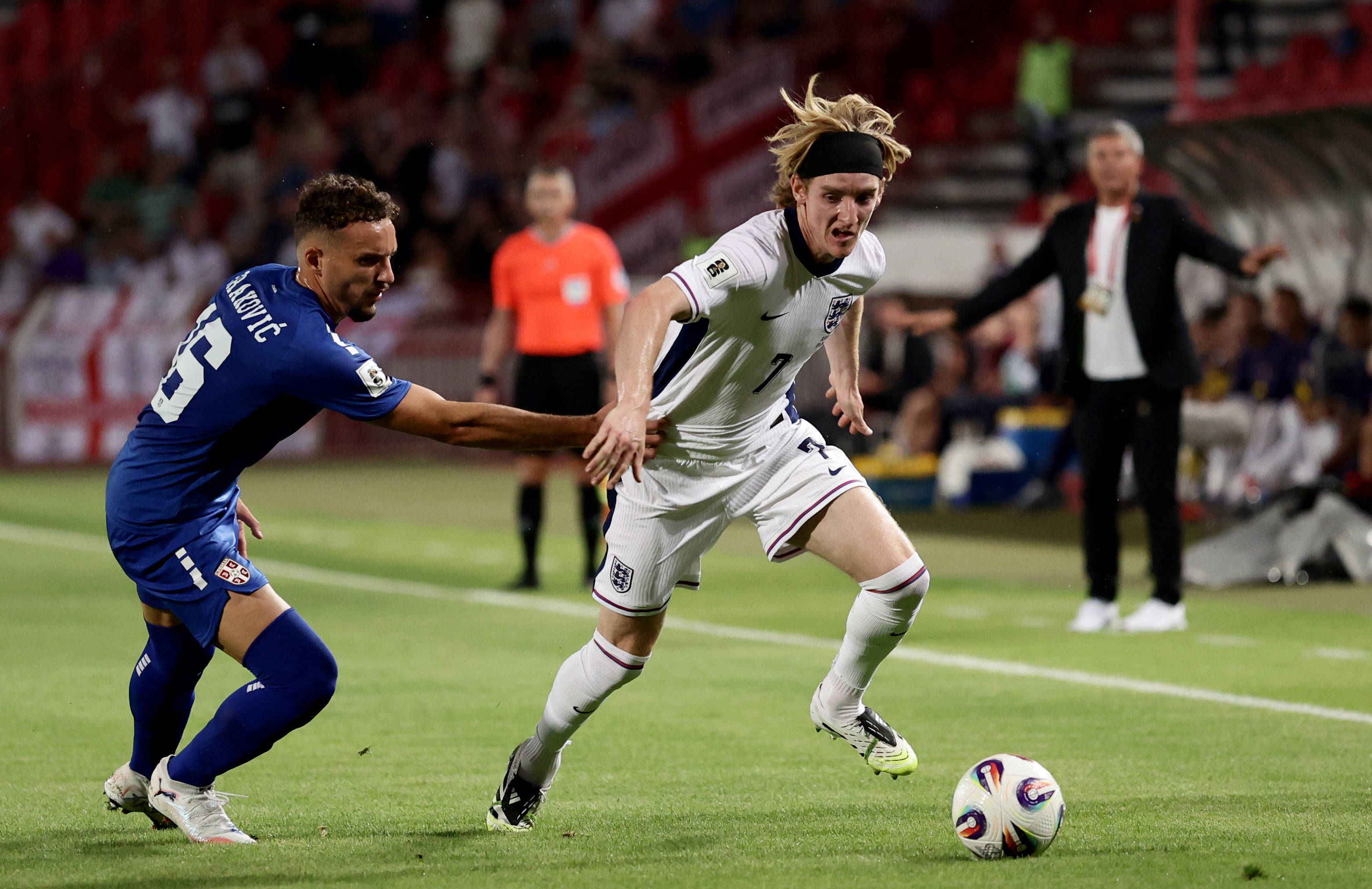 (体育)足球——世预赛:英格兰胜塞尔维亚