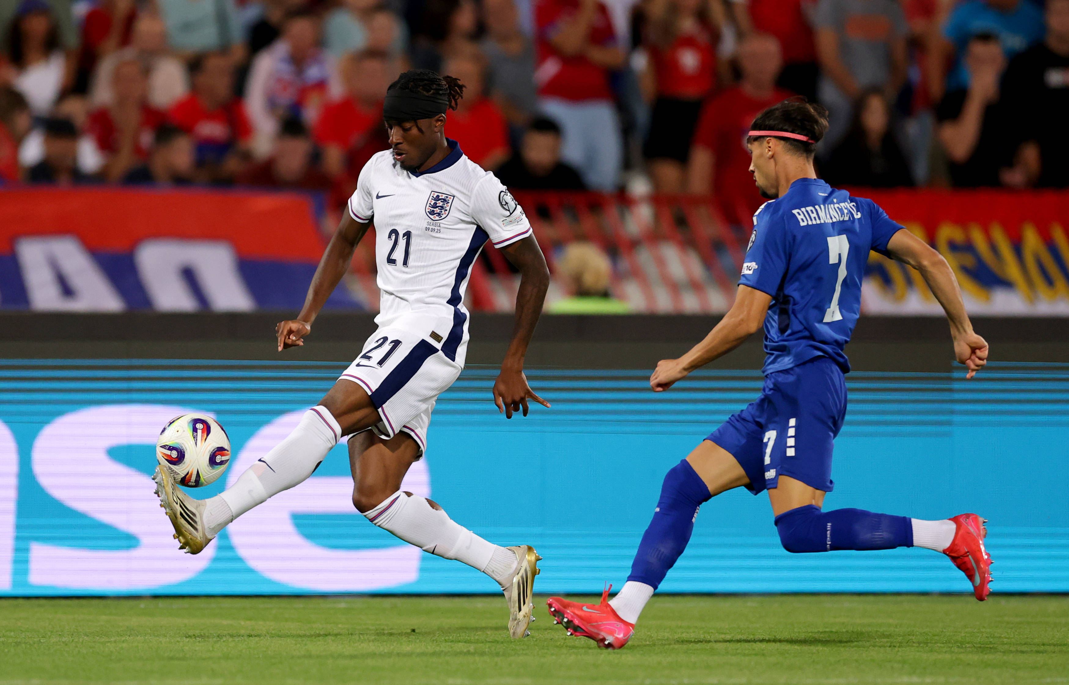 (体育)足球——世预赛:英格兰胜塞尔维亚