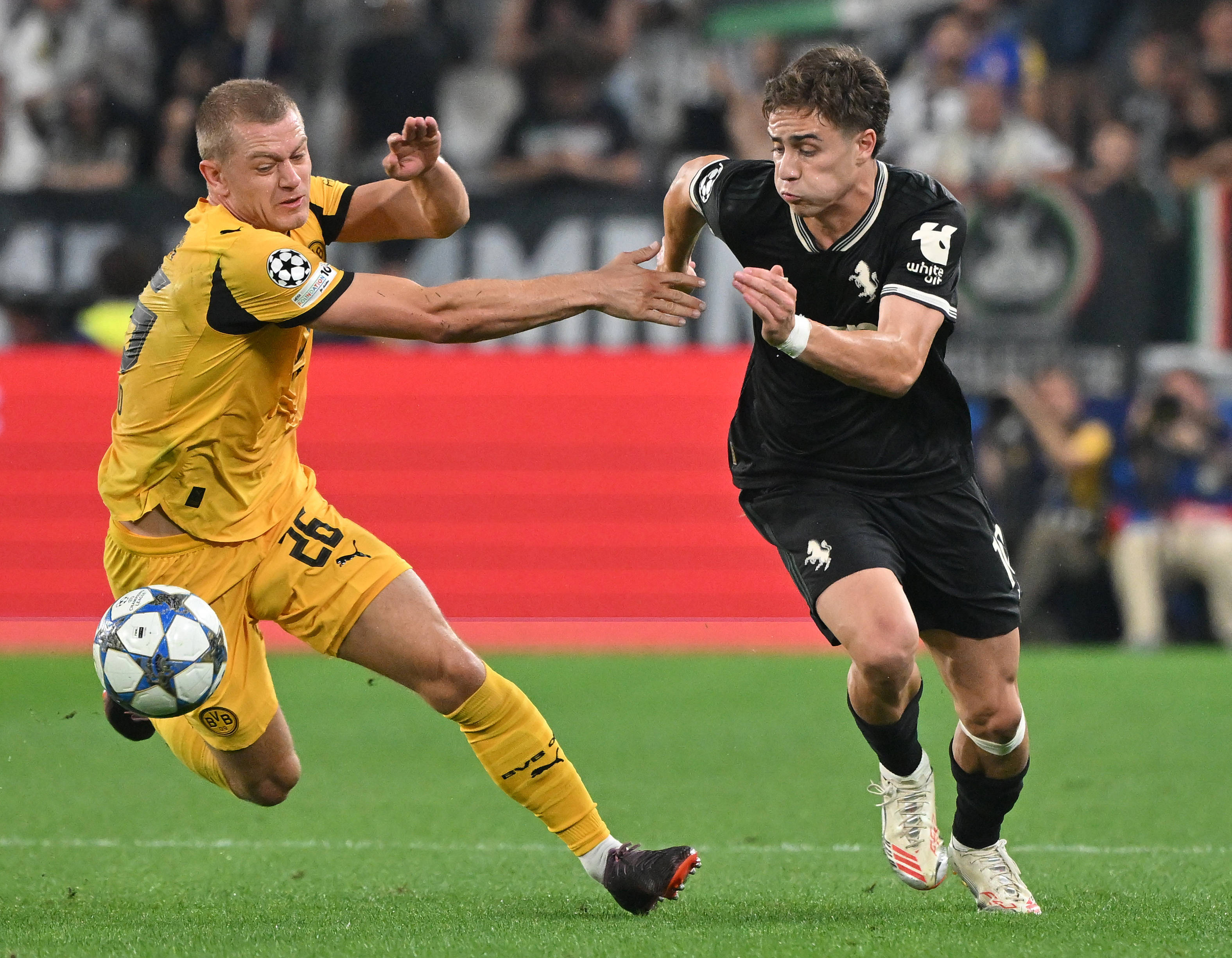 （体育）足球——歐(ōu)冠：尤文图斯(sī)平多特矇(méng)德