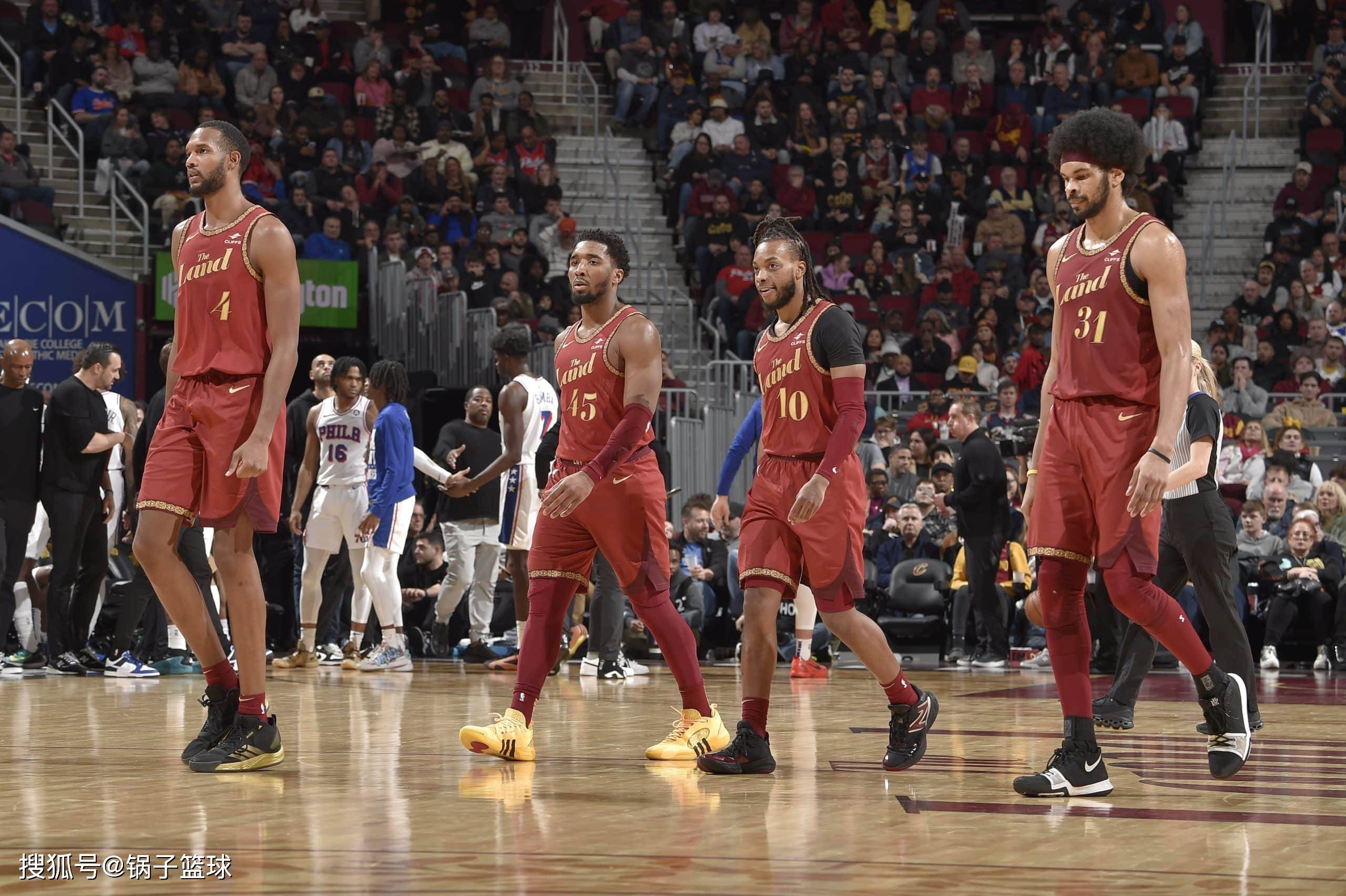 火箭队排(pái)第二！美媒公布現(xiàn)役TOP5三巨(jù)头：湖人勇(yǒng)士(shì)落选快船队第三