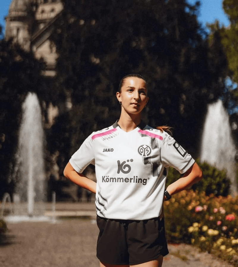 复古(gǔ)与潮流融合！美因茨05新客场球衣发佈(bù)，或成日常(cháng)穿搭新宠