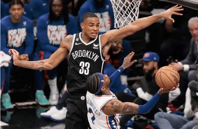 在(zài)揭(jiē)幕战惨败金州勇士后，湖人或考(kǎo)虑拿下籃(lán)网32+22怪兽中锋