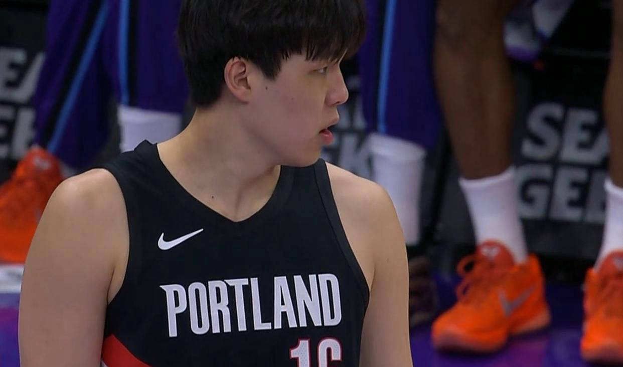 波特(tè)兰开拓者将罗伯特(tè)-威廉姆斯提拔为首发中锋