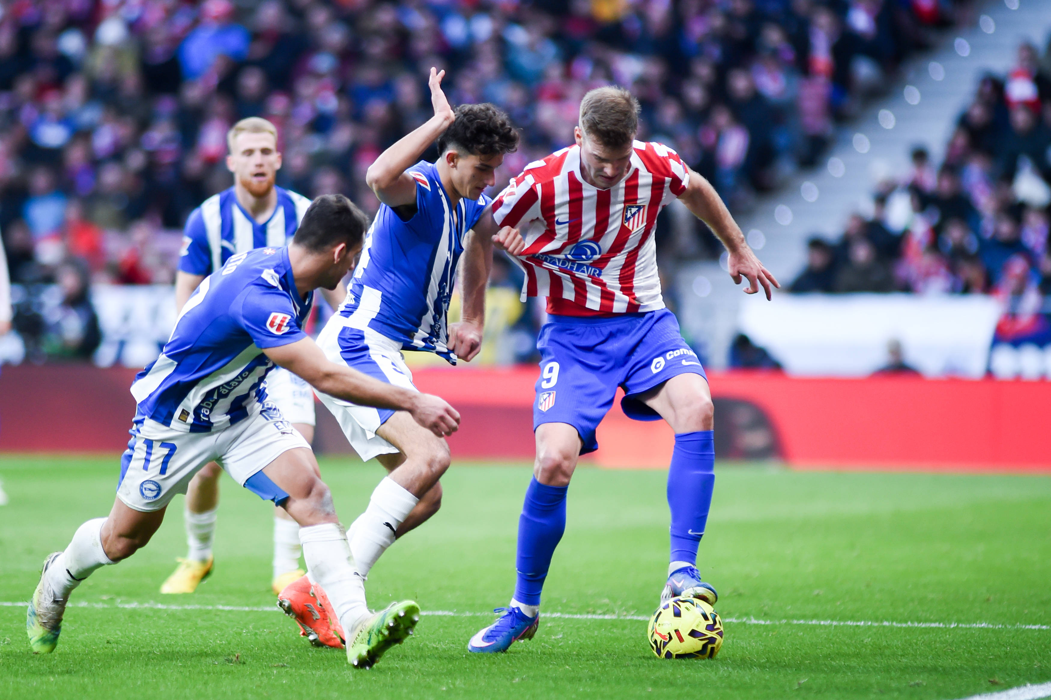 （躰(tǐ)育）足(zú)球——西甲：马德里竞技(jì)胜阿(ā)拉维斯